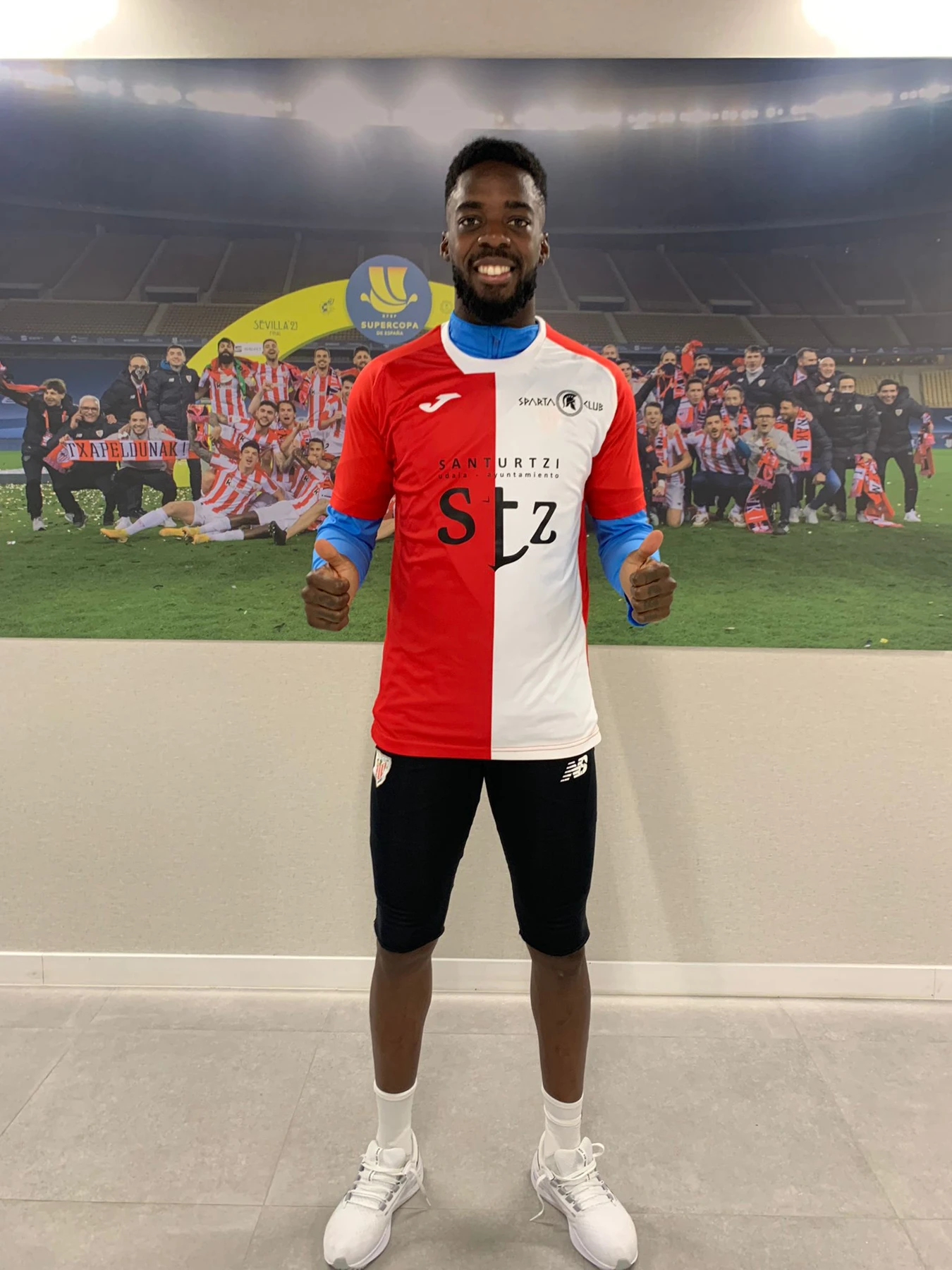 Iñaki Williams con la camiseta del centenario del Sparta Club