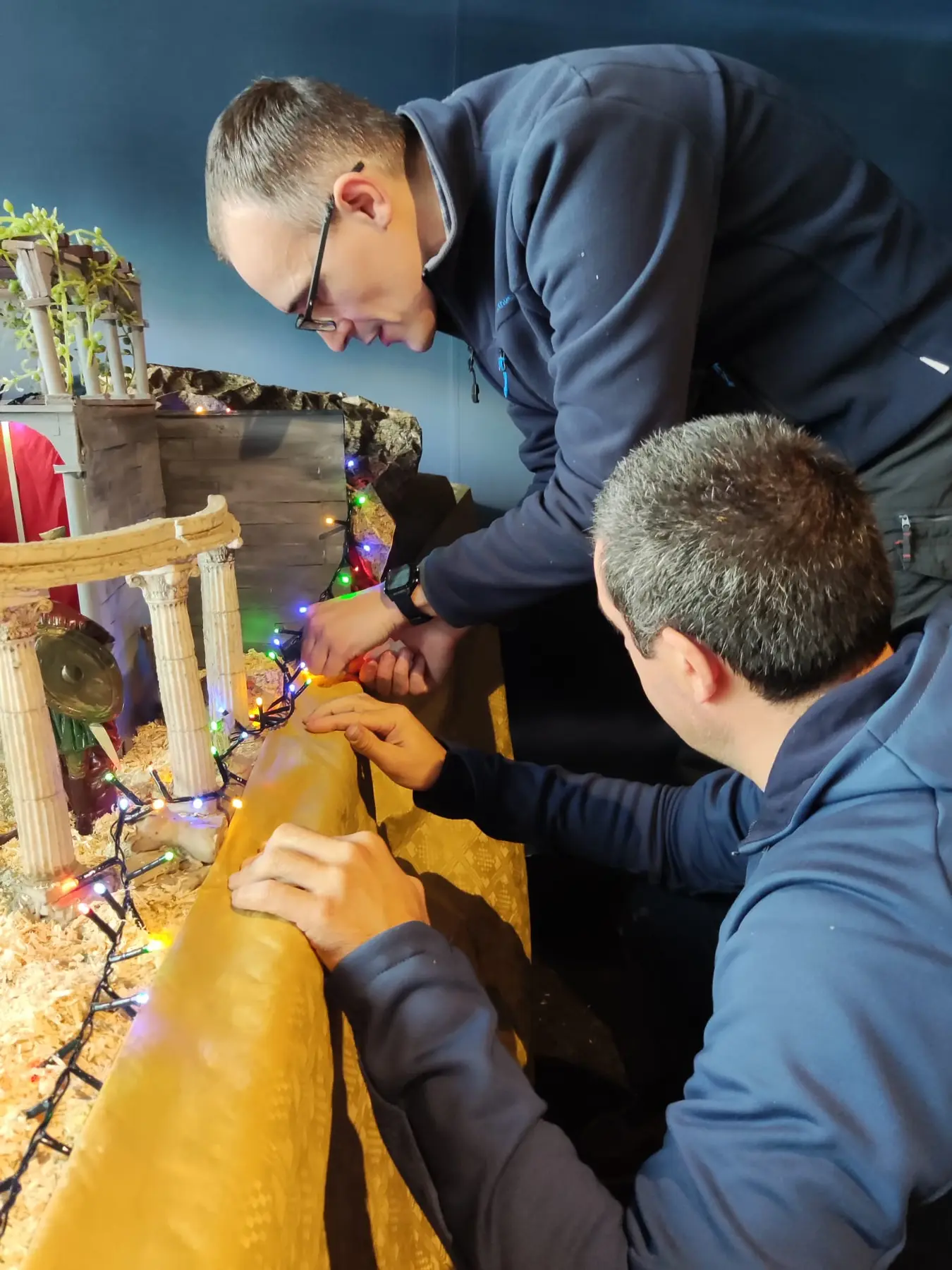 Voluntarios de HASTEN durante el montaje anual del nacimiento de Santurtzi